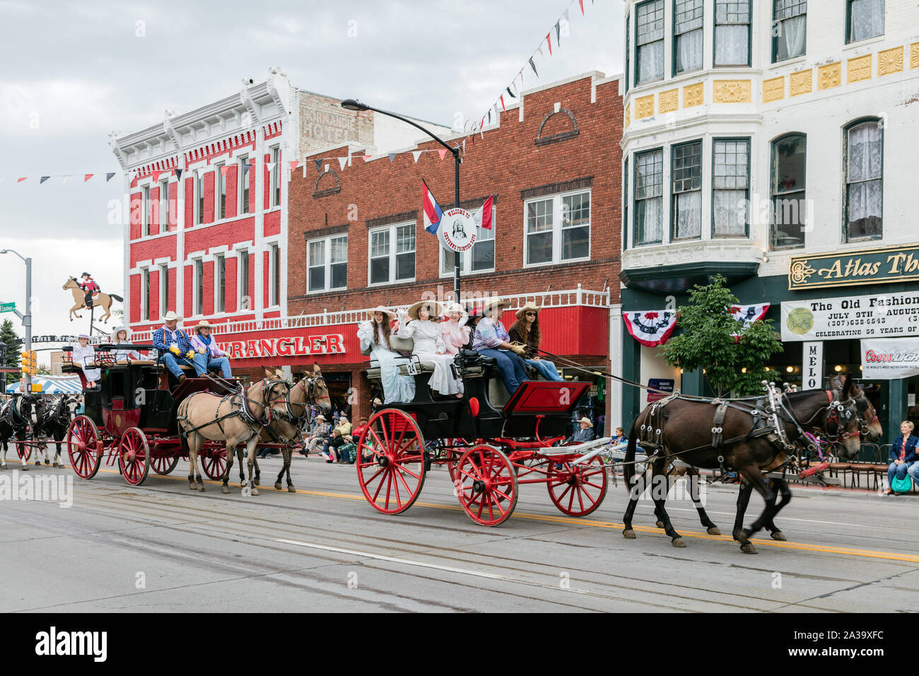 Scena da parata nel centro cittadino di Cheyenne Wyoming, che fa parte di Cheyenne Frontier Days western celebrazione e rodeo, si tiene ogni anno nella capitale del Wyoming sin dal 1897 Foto Stock