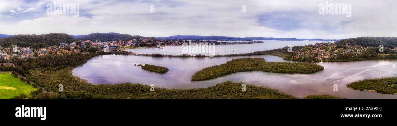 Gosford cittadina sulla costa centrale del NSW, Australia con scenic costa dell'oceano Pacifico baie, isole, la penisola e modi di acqua in elevata panorama dell'antenna Foto Stock