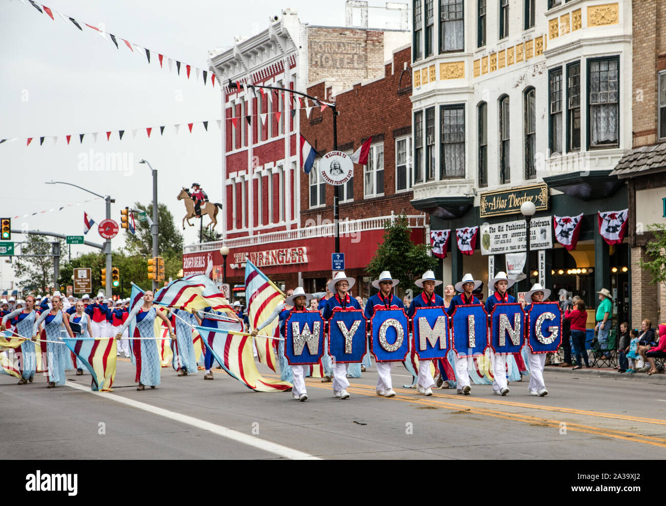 Scena da parata nel centro cittadino di Cheyenne Wyoming, che fa parte di Cheyenne Frontier Days western celebrazione e rodeo, si tiene ogni anno nella capitale del Wyoming sin dal 1897 Foto Stock