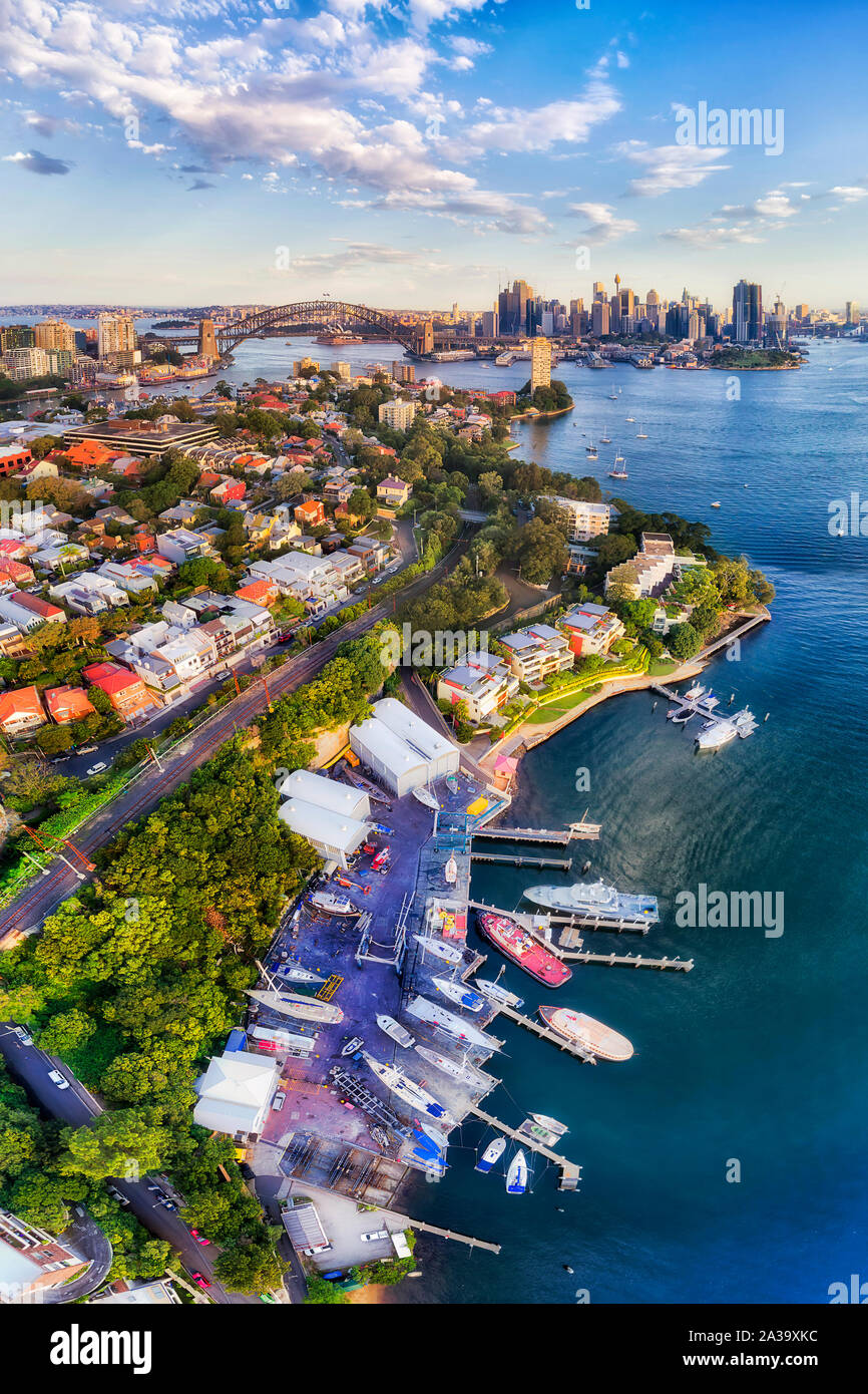 Cantiere Navale e marina su Berry Bay a nord di Sydney in Sydney CBD e il lungomare con i principali punti di riferimento della città nel panorama dell'antenna in una giornata di sole. Foto Stock