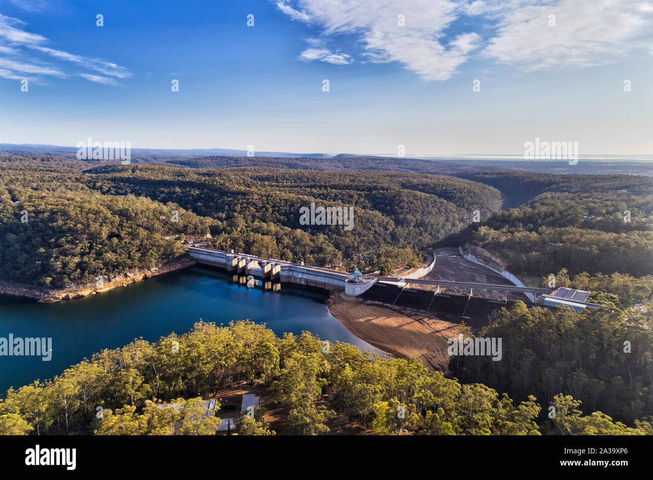 Warragamba dam di Sydney infrastrutture di approvvigionamento idrico sul fiume Nepean formando acqua fresca lago tra gomma-tree boschi. Vista aerea sulla parete della diga, bridg Foto Stock