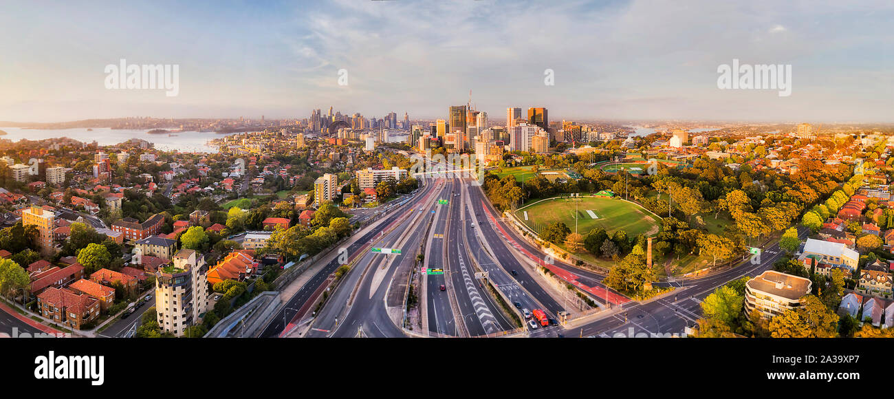 Corridoio di trasporto del Warringah freeway andando attraverso della North Shore inferiore verso il Ponte del Porto di Sydney e il CBD in ampio panorama dell'antenna. Foto Stock