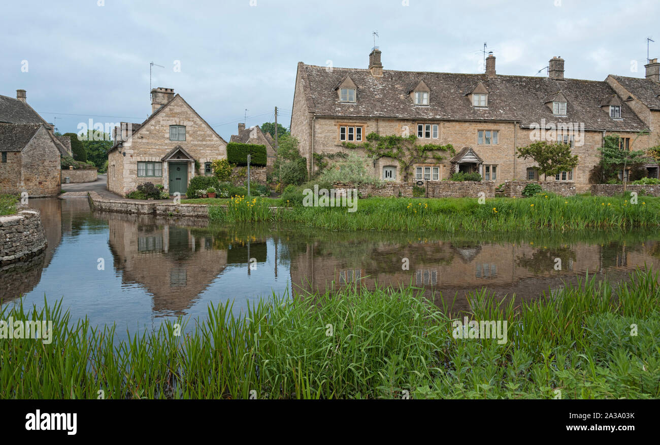 Tipico Cotswold cottage sul fiume occhio, Lower Slaughter, Gloucestershire, Cotswolds, England, Regno Unito Foto Stock