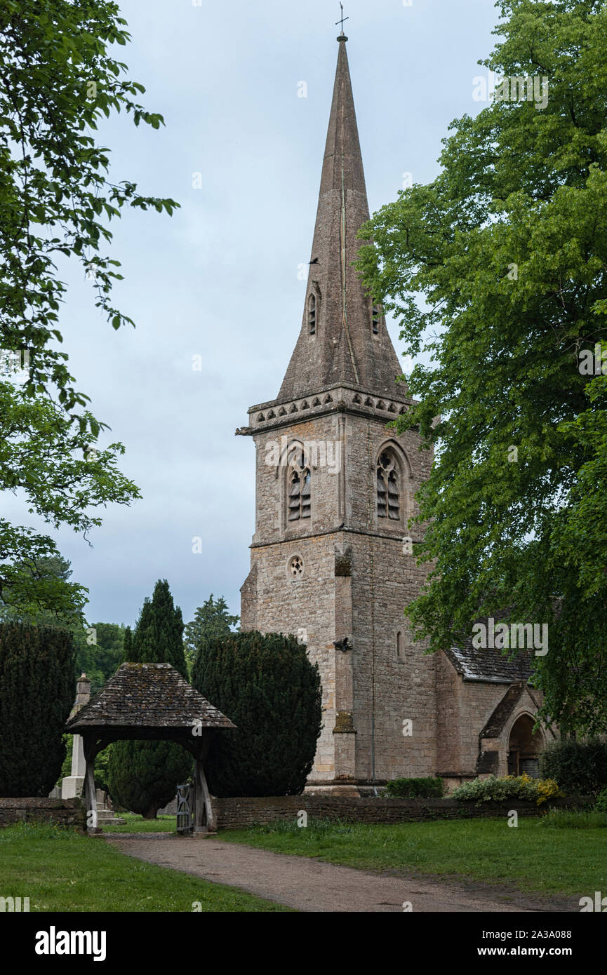 Chiesa di Maria con cimitero nel villaggio di Lower Slaughter, Cotswolds, Gloucestershire, England, Regno Unito Foto Stock