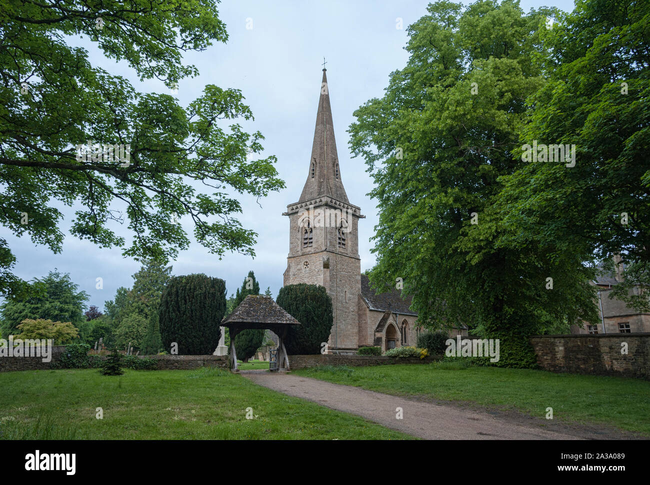 Chiesa di Maria con cimitero nel villaggio di Lower Slaughter, Cotswolds, Gloucestershire, England, Regno Unito Foto Stock