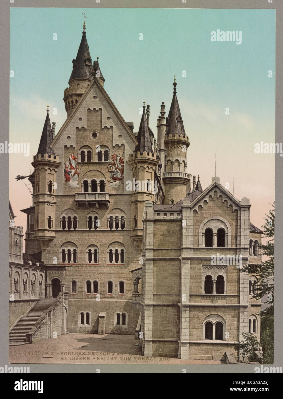 Il castello di Neuschwanstein. Aeussere Ansicht vom Torbau Aus Foto Stock