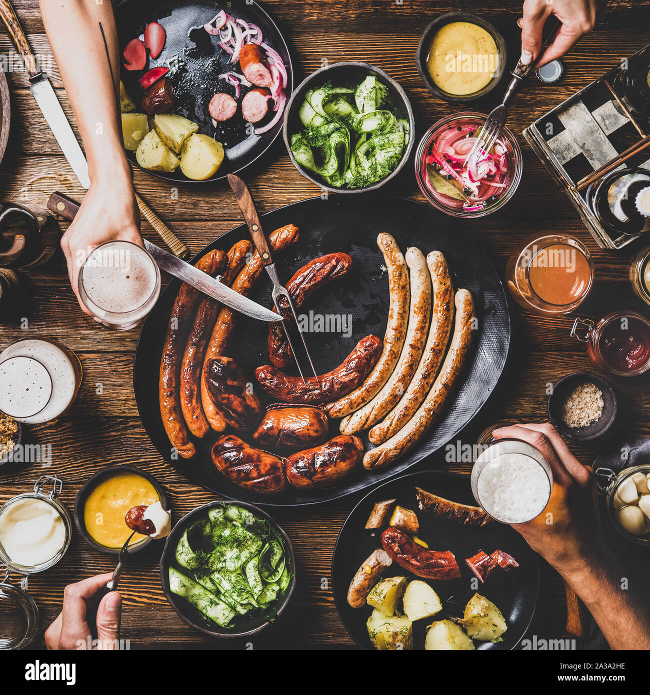 Salsicce bavaresi, snack e birre per Oktoberfest cena, raccolto quadrato Foto Stock Salsicce bavaresi, snack e birre per Oktoberfest cena, raccolto quadrato Foto Stock