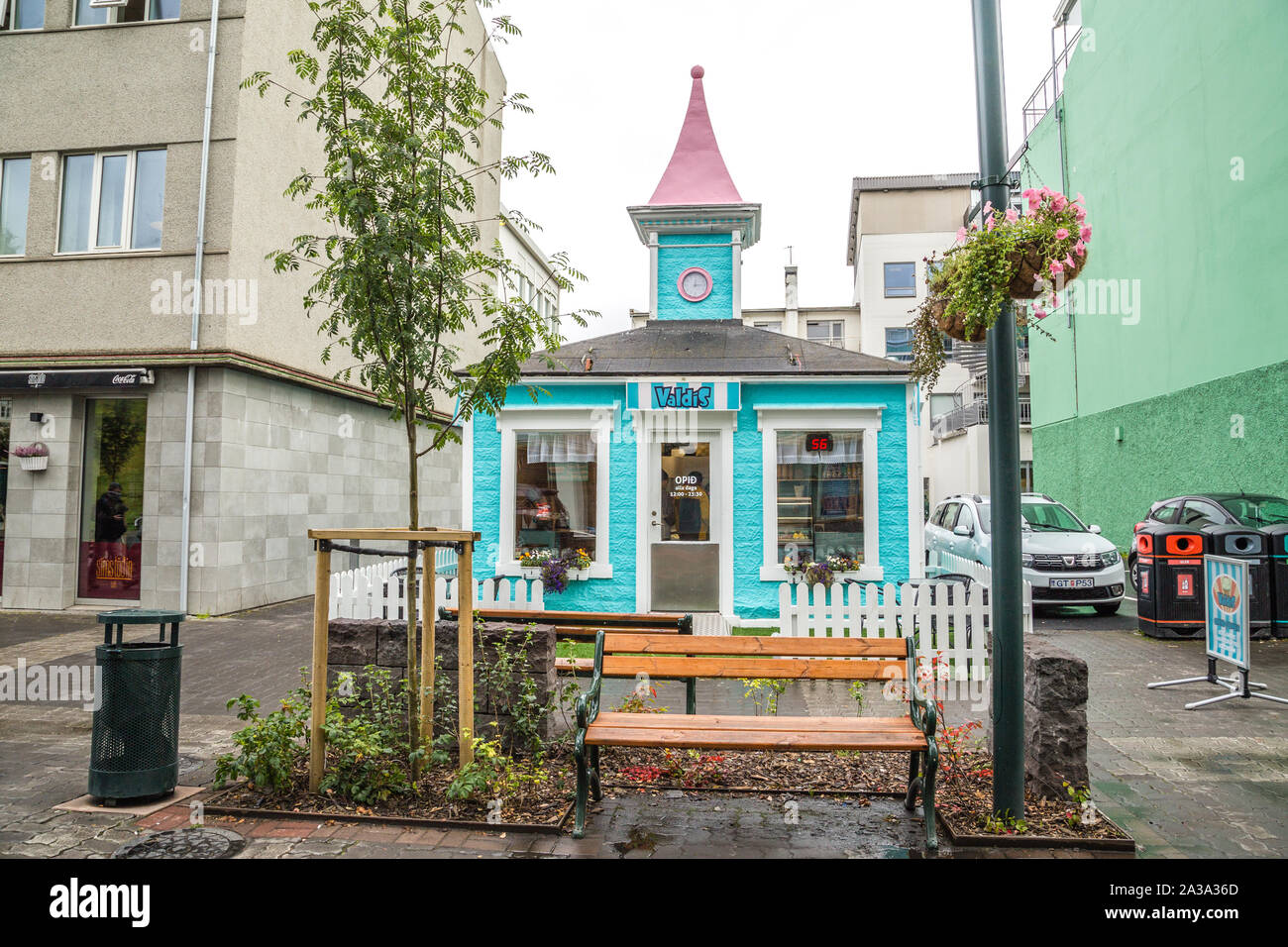Carino il turchese e rosa gelateria, Valdis in Akureyri, Islanda Foto Stock