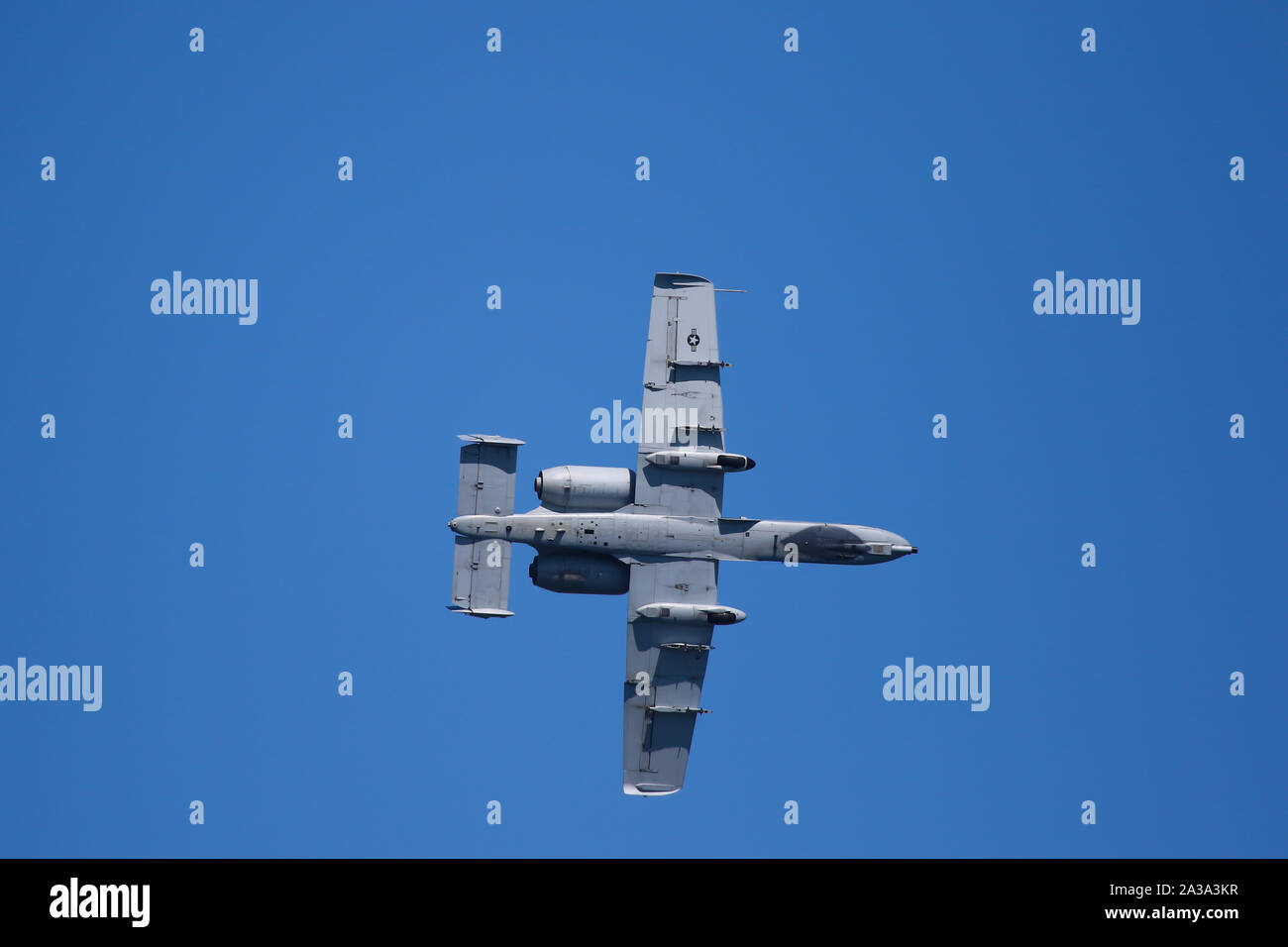 La US Air Force A-10C Thunderbolt II "Warthog' effettuando al grande Airshow Pacifico Huntington Beach California USA l'Airshow di più grande negli Stati Uniti Foto Stock
