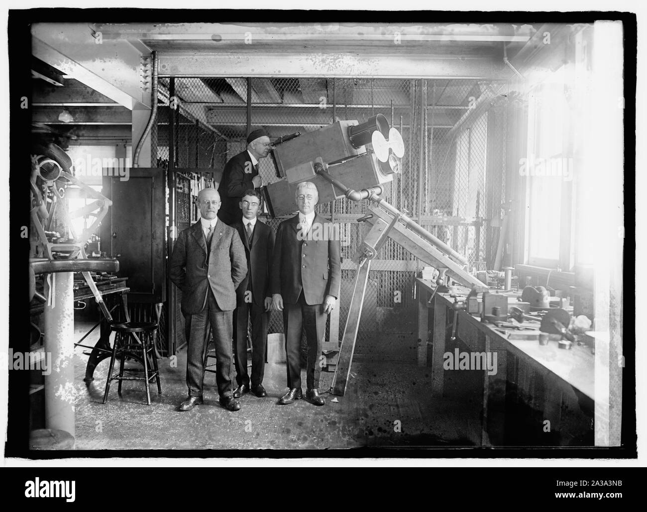 Gli scienziati di osservazione navale con una speciale macchina fotografica per scattare una foto di eclissi di sole, 1/7/25 Foto Stock