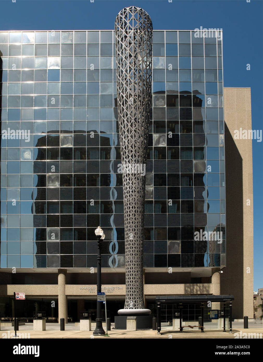 La scultura Batcolumn a Harold Washington Centro di sicurezza sociale, Chicago, Illinois Foto Stock