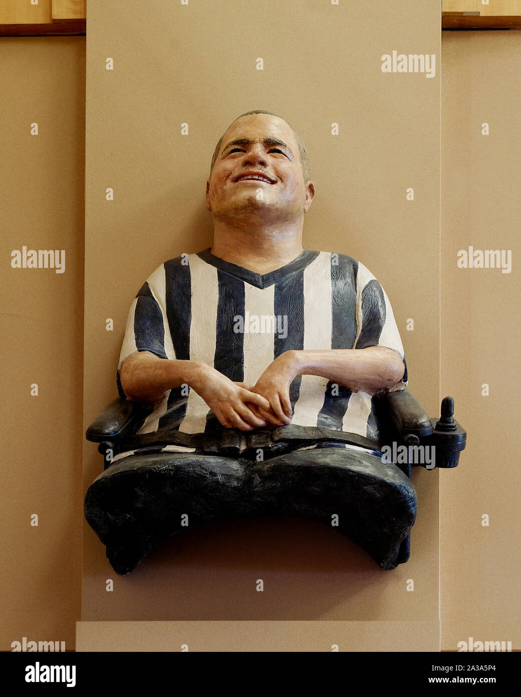 La scultura omaggio a Medicare e Medicaid nella lobby principale e i collegamenti del finanziamento dell'assistenza sanitaria amministrazione edificio, Woodlawn, Maryland Foto Stock