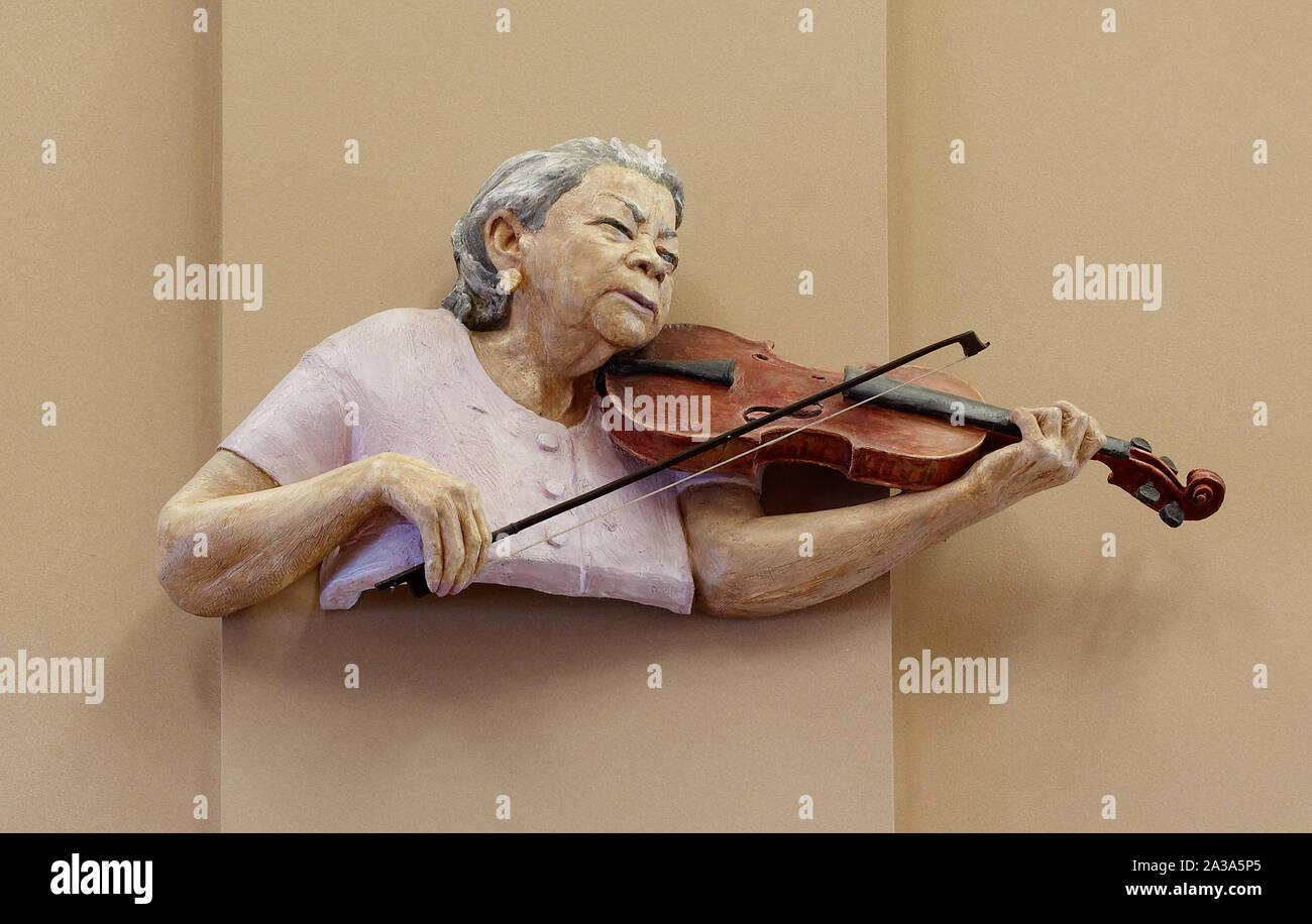 La scultura omaggio a Medicare e Medicaid nella lobby principale e i collegamenti del finanziamento dell'assistenza sanitaria amministrazione edificio, Woodlawn, Maryland Foto Stock