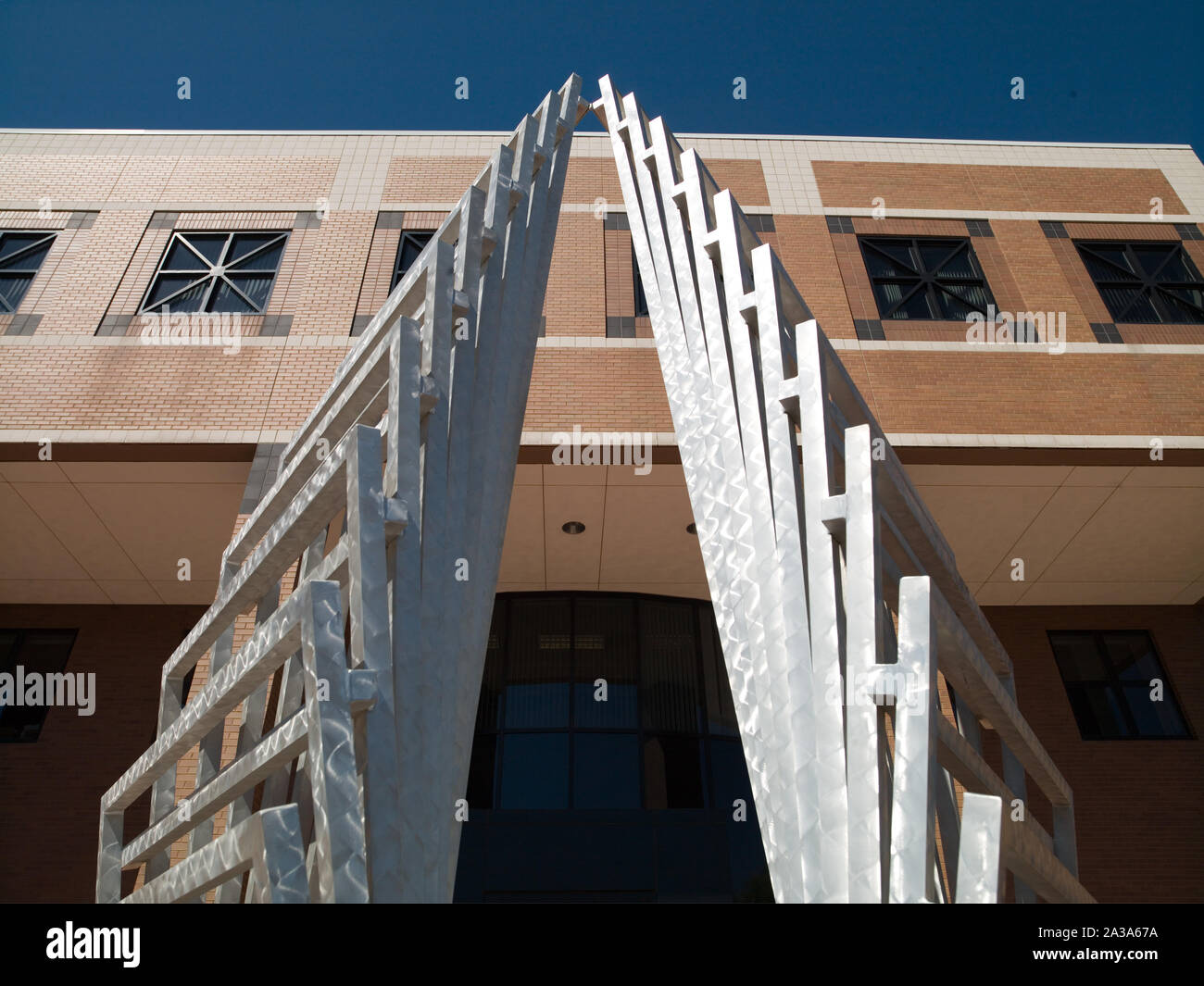 Scultura Cattedrale di Sky ad ingresso plaza della costruzione federale e degli Stati Uniti Courthouse, Urbana, Illinois Foto Stock
