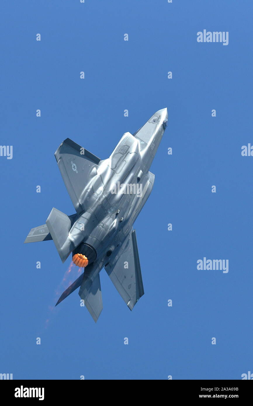Stati Uniti Air Force F-35 Lightning II Demo Team presso il grande Airshow pacifico in Huntington Beach, California, il 4 ottobre 2019 Foto Stock