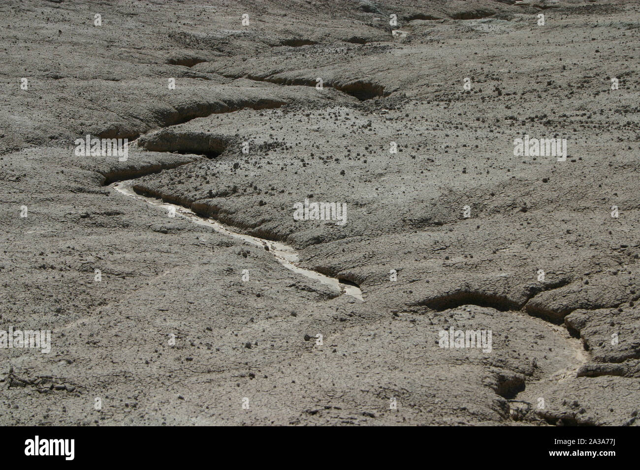 Un torrente asciutto bed si snoda attraverso il Dakota del Sud è Badlands. Foto Stock