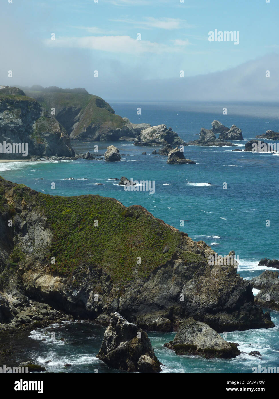 Un scenic Ocean Cove lungo la California's Rotta Uno su una soleggiata giornata estiva. Foto Stock