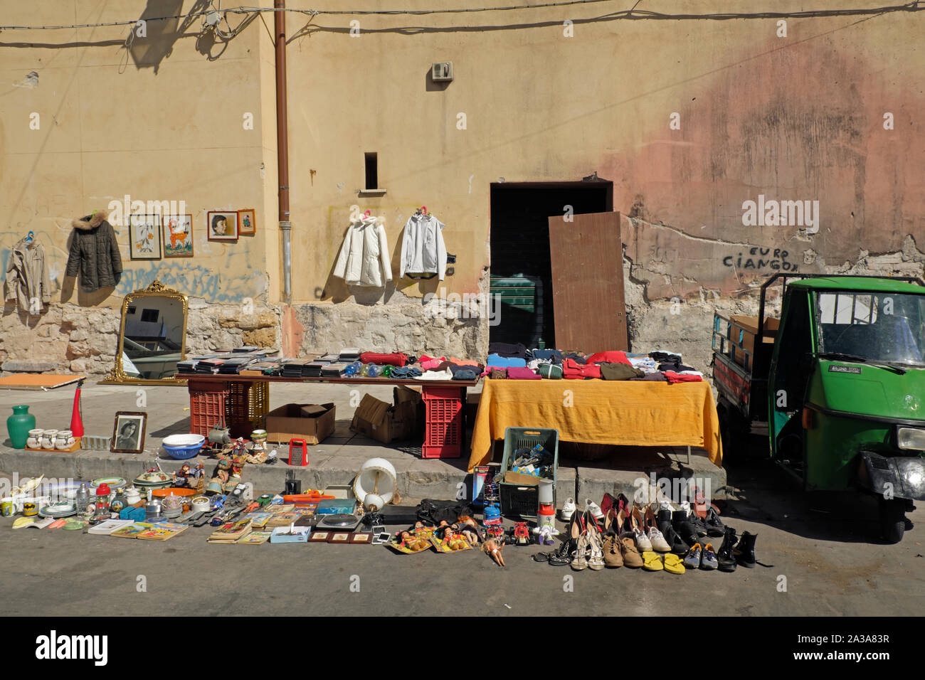'Mercato delle pulci". Aeroporto di Palermo utilizzato e all'aperto di antiquariato mercatino delle pulci, Sicilia, Italia. Foto Stock