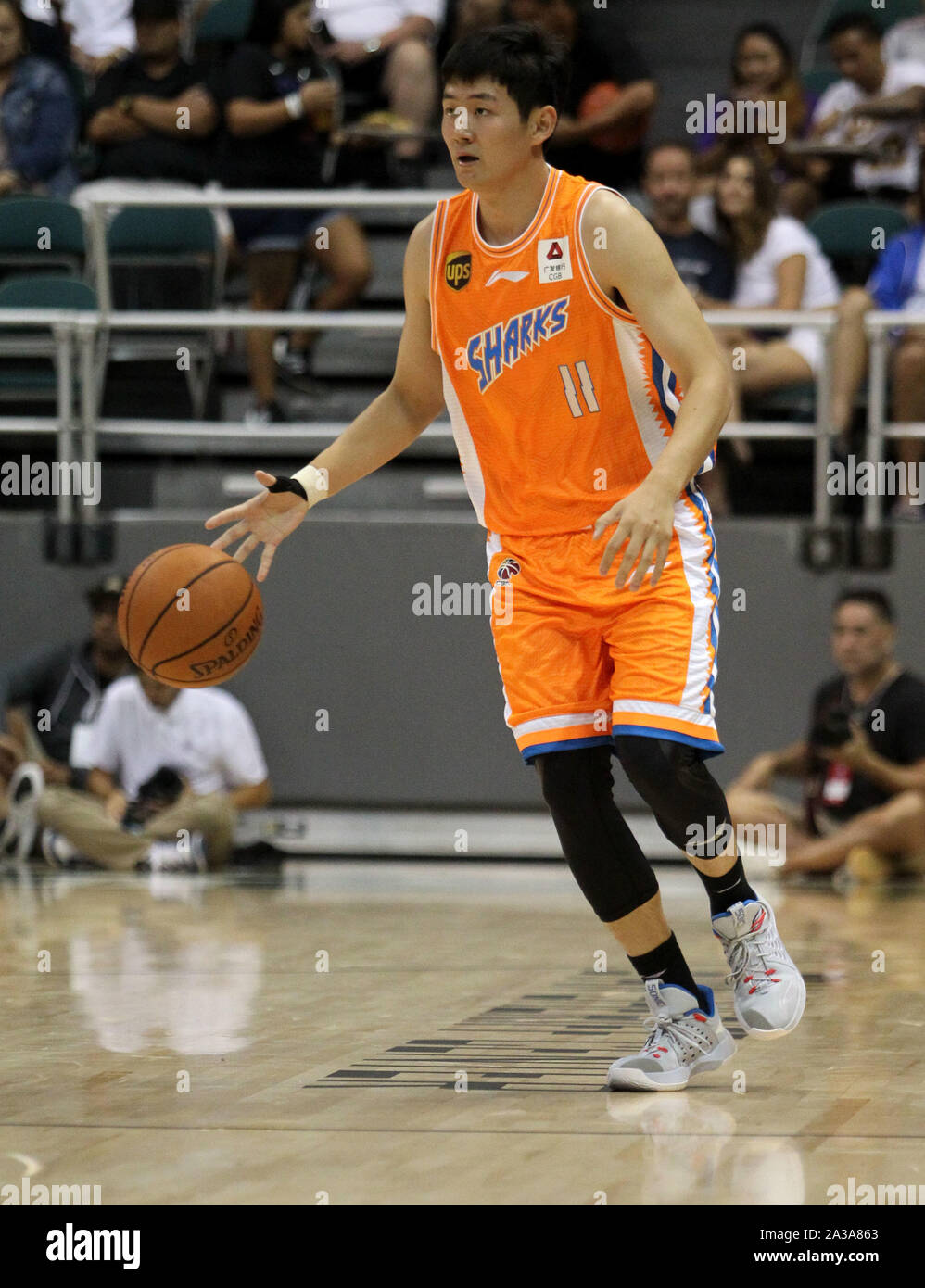 Honolulu, Hawaii. 6 Ottobre 2019 - Shanghai squali guard Shi Yuchen #11 durante una partita di preseason tra i Los Angeles Clippers e la Shanghai squali a Stan Sheriff centro sul campus della University of Hawaii a manoa a Honolulu, HI - Michael Sullivan/CSM. Foto Stock