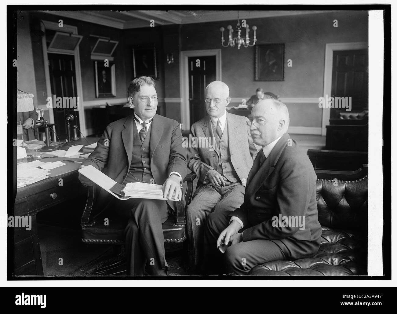 Sec. Wilburn, Cap. W.R. Sefton, posteriore Adm. J.H. Straus, bilancio ufficiali, [9/20/24] Foto Stock