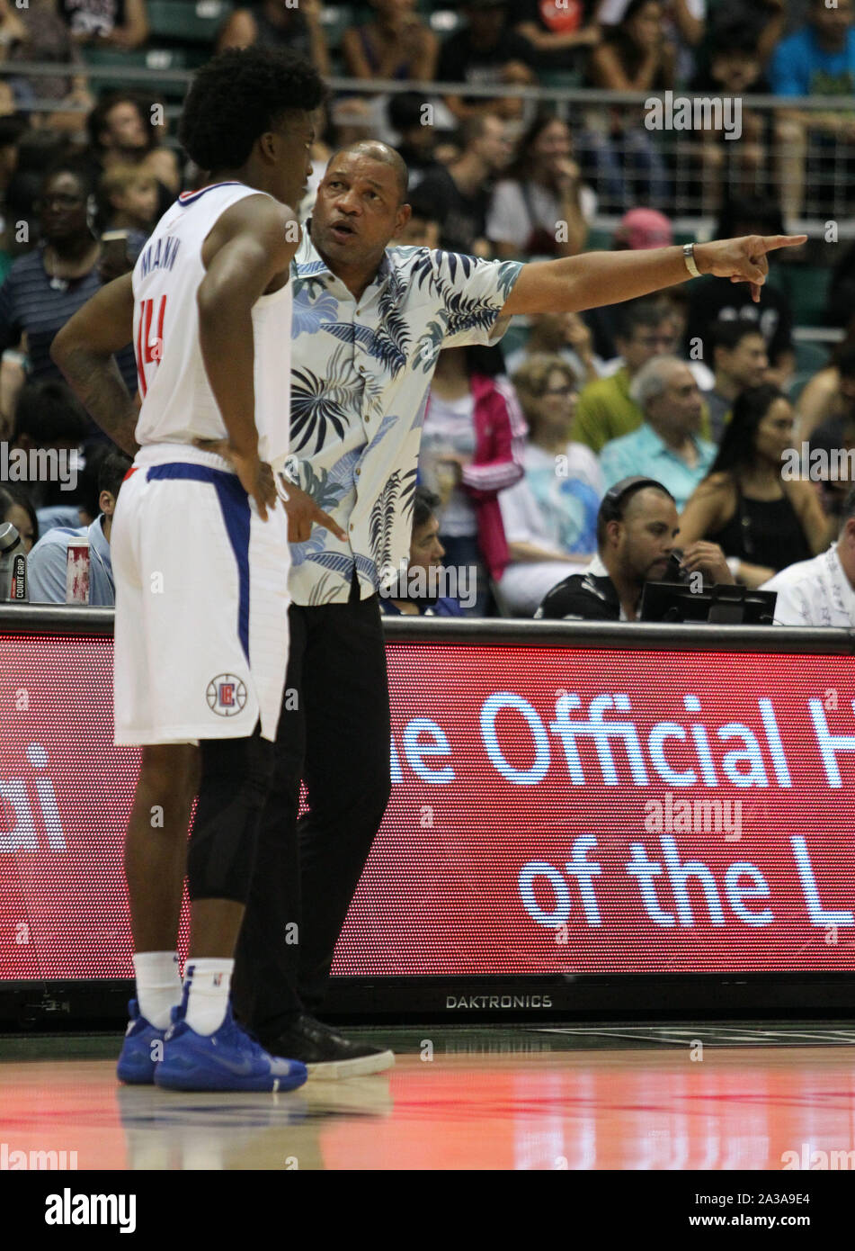 Honolulu, Hawaii. 6 Ottobre 2019 - Los Angeles Clippers head coach doc Rivers dà Los Angeles Clippers guard Terance Mann #14 alcuni suggerimenti durante una partita di preseason tra i Los Angeles Clippers e la Shanghai squali a Stan Sheriff centro sul campus della University of Hawaii a manoa a Honolulu, HI - Michael Sullivan/CSM. Foto Stock