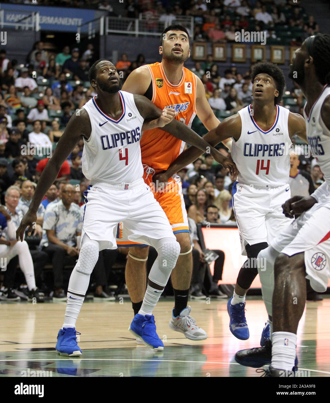 Honolulu, Hawaii. 6 Ottobre 2019 - Los Angeles Clippers avanti JaMychal Verde #4 e Los Angeles Clippers guard Terance Mann #14 scatola fuori Shanghai squali center Zhang Zhaoxu #23 durante una partita di preseason tra i Los Angeles Clippers e la Shanghai squali a Stan Sheriff centro sul campus della University of Hawaii a manoa a Honolulu, HI - Michael Sullivan/CSM. Foto Stock