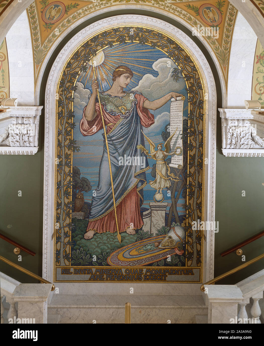 Secondo piano, corridoio est. Mosaico di Minerva da Elihu Vedder all'interno centrale pannello arcuato che conduce al visitatore la galleria. La Biblioteca del Congresso Thomas Jefferson Building, Washington D.C. Foto Stock