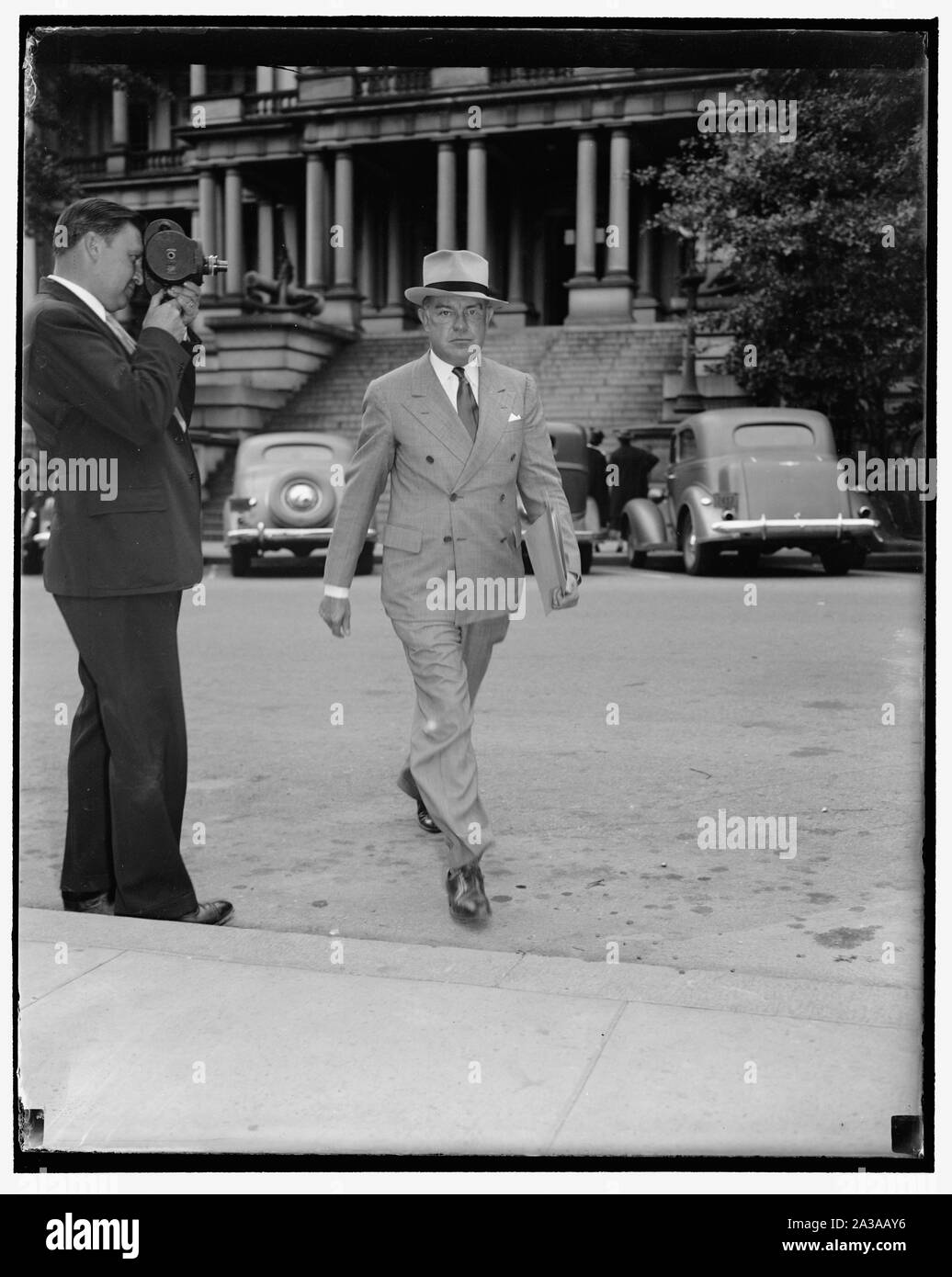 Il segretario della guerra assiste armadietto di emergenza incontro. Washington D.C., Sett. 16. La inusuale accaduto a Washington oggi, quando Sec. Di guerra Harry Woodring, passato tratteggiato un filmato photogrpaher, per partecipare alla chiamata frettolosamente riunione del gabinetto a causa della condizione instabile dell'Europa, il segretario della guerra raramente evita un'immagine. Egli è mostrato sbatti in porta laterale della Casa Bianca, 9/16/38 Foto Stock