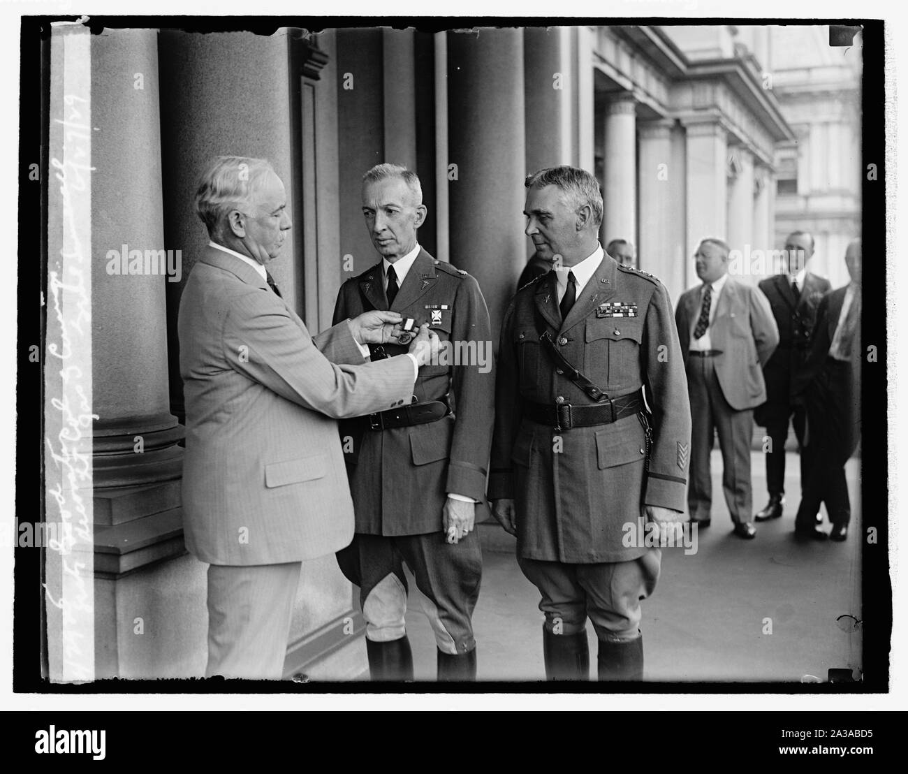 Secty. Buona decora Lt. Col. Jas. G. Cummings, Genl. Summerall, 6/27/29 Foto Stock