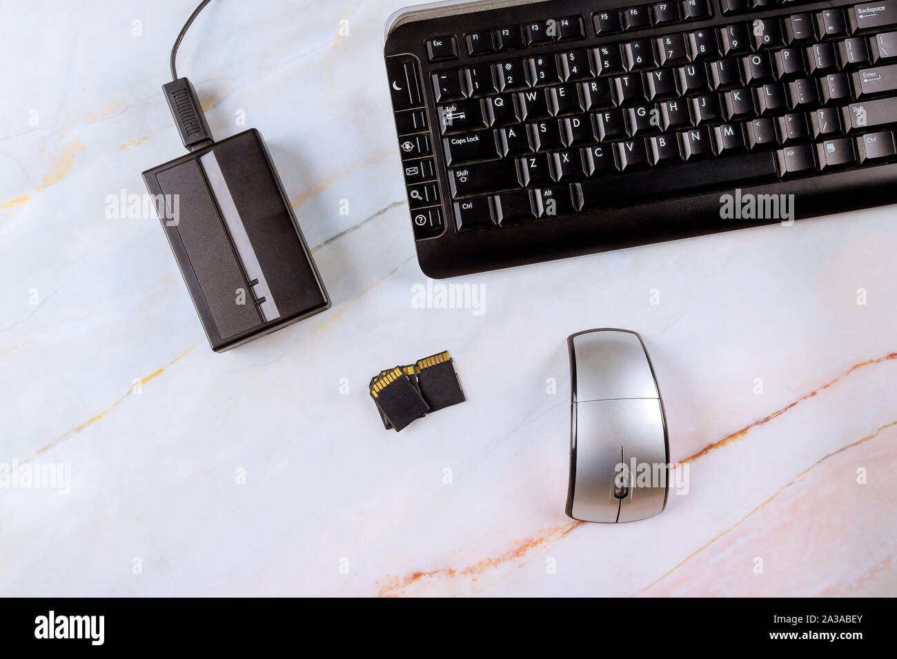 Workplace fotografo copia di foto dalla memoria SD card disco rigido portatile e computer laptop Foto Stock
