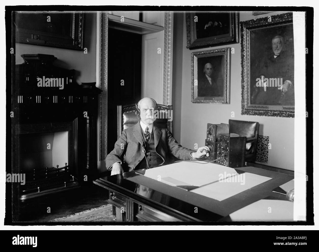 Secty. Hughes a radio Foto Stock