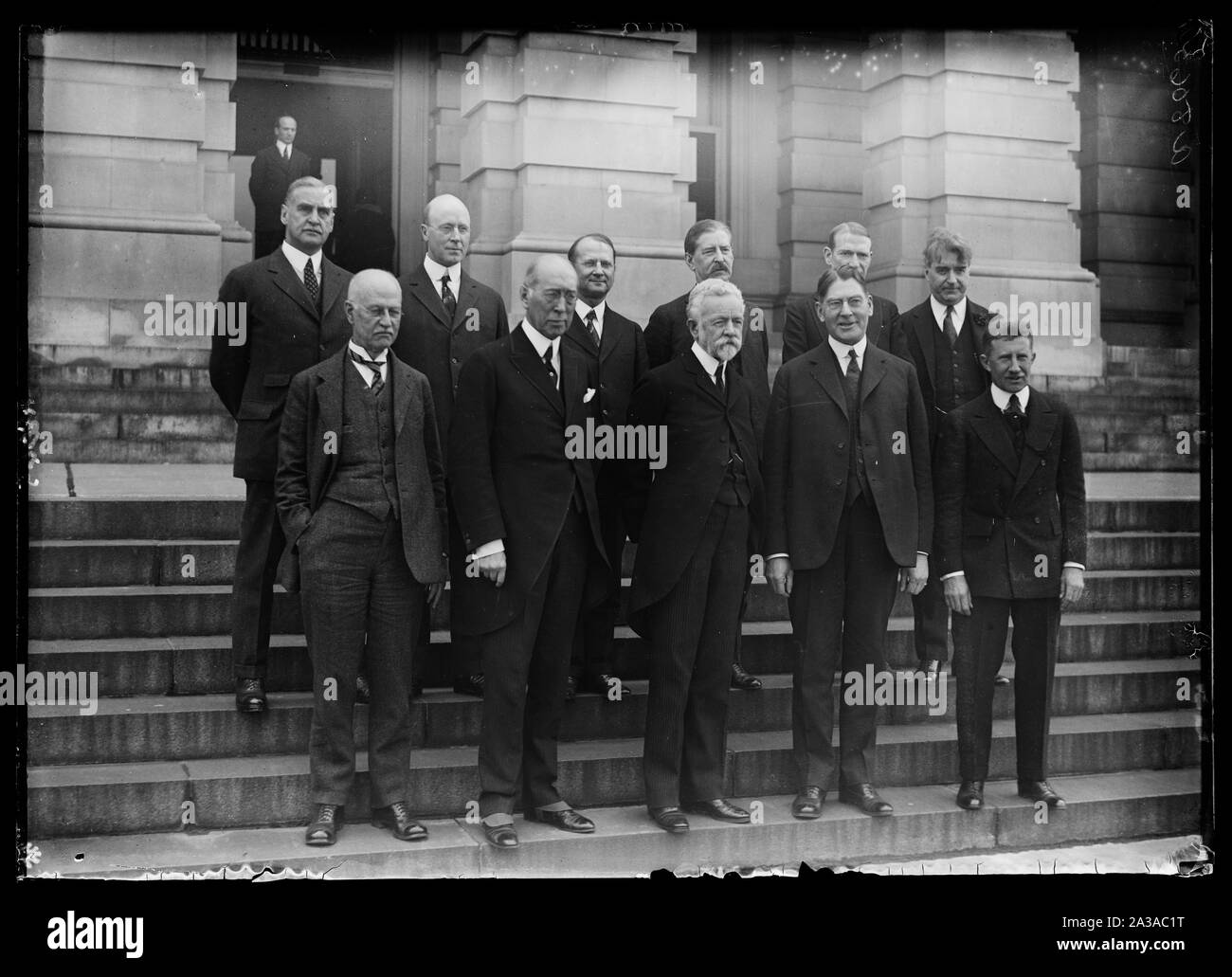 Secy. di Marina D. Curtis Wilbur è stato ospite del Senato navale Comitato Affari pranzo. Da sinistra a destra, fila anteriore: Senatori O.E. Weller di Md., S.M. Shortridge della California, Henry C. Lodge del Massachusetts, Secy. Wilbur e Federico Hale del Maine. Da sinistra a destra, bancata posteriore: George W. il pepe di Pa., Tasker L. Oddie di Nev., Tasker L. Oddie di Nev., E.S. Broussard di La., C.A. Swanson di Virginia, Edward I. Edwards di N.J., e Royal S. Copeland di NY Foto Stock