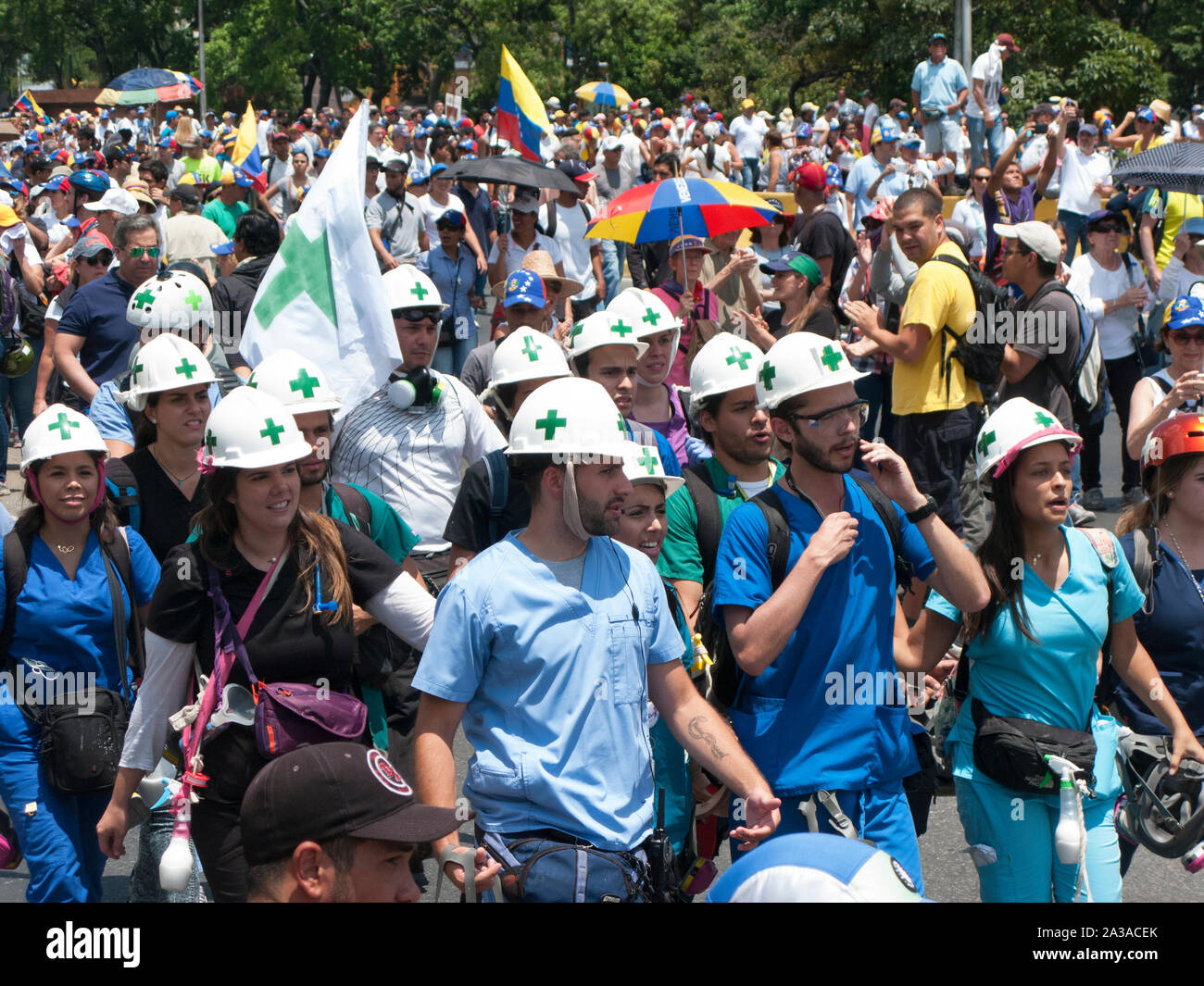 Primi Responder note come helmed bianco, verde attraversa durante la protesta principale di Caracas Venezuela Foto Stock
