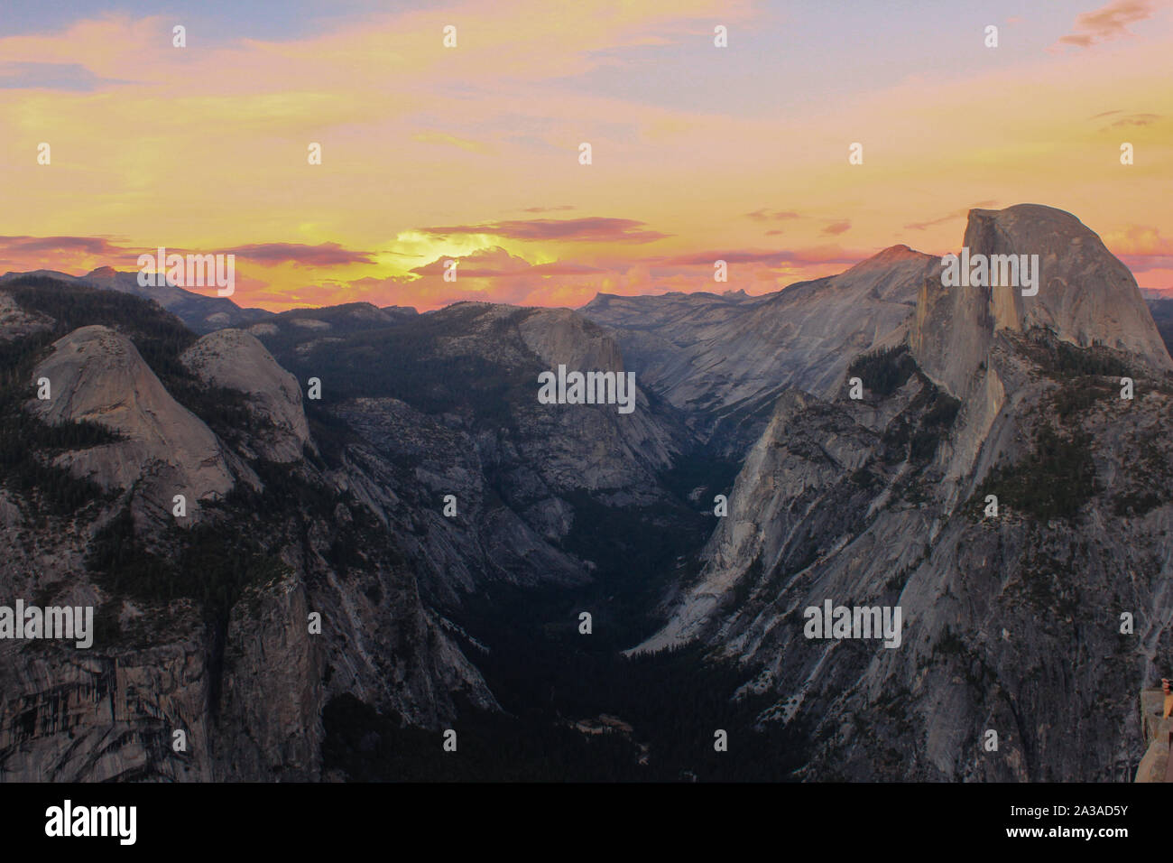 Vista di Tenaya Canyon e mezza cupola dal punto ghiacciaio, il Parco Nazionale Yosemite in California Foto Stock