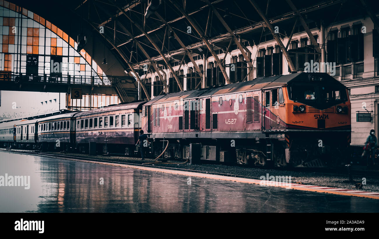 Stazione ferroviaria di Hua Lamphong a Bangkok con treni in attesa di partire lungo la piattaforma con persone in attesa di salire a bordo per viaggiare la nazione della Thailandia. Foto Stock