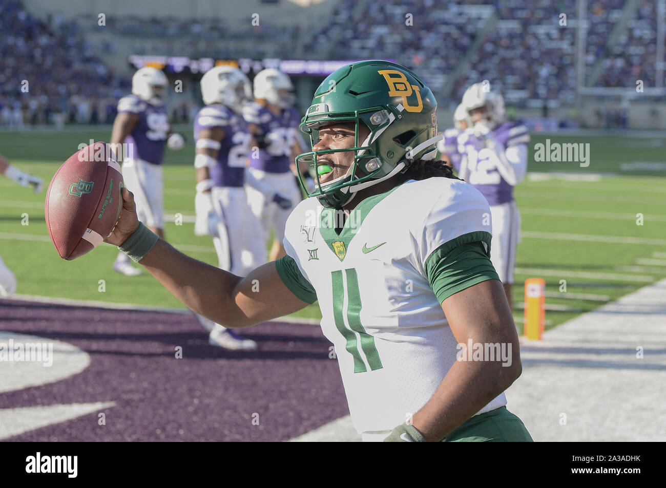 Manhattan Kansas, Stati Uniti d'America. 05 ott 2019. Baylor Bears quarterback Gerry Bohanon (11) reagisce al suo touchdown eseguito durante il NCAA Football gioco tra il Baylor orsi e il Kansas State Wildcats al Bill Snyder famiglia Stadium di Manhattan, Kansas. Kendall Shaw/CSM/Alamy Live News Foto Stock