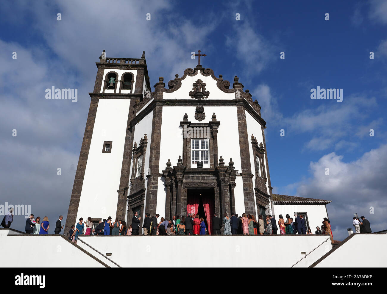 San Miguel, Portogallo - 15 Settembre 2019: gente radunarsi per una cerimonia sulla chiesa di San Pedro (Igreja de Sao Pedro) a Ponta Delgada, Azzorre, Porto Foto Stock