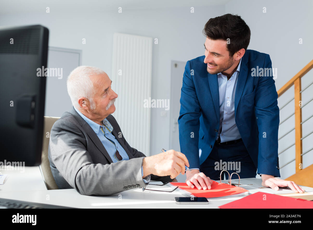 Gli impiegati hanno una conversazione Foto Stock