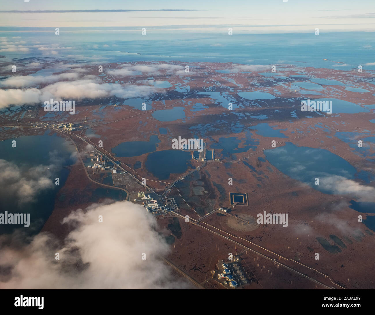 Prudhoe Bay campi petroliferi, Deadhorse, Alaska. Oceano artico. La fusione Tundra. Energia di riscaldamento globale del cambiamento climatico. BP. Conoco Phillips. Versante Nord Foto Stock