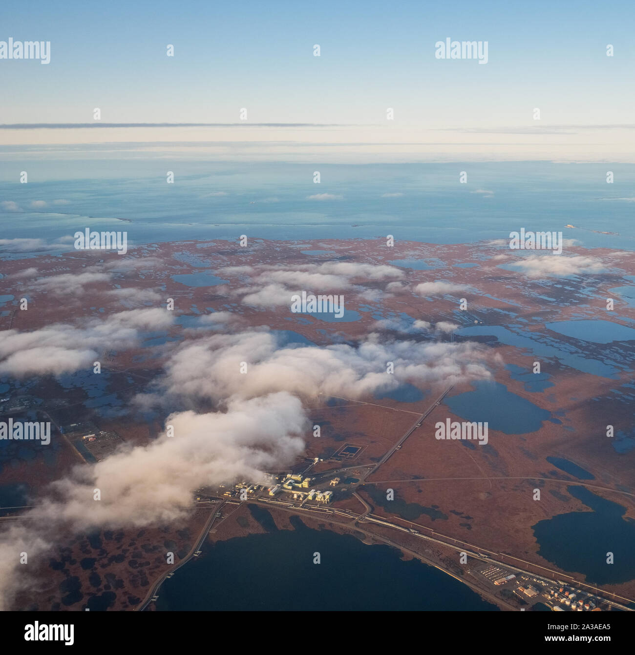 Prudhoe Bay campi petroliferi, Deadhorse, Alaska. Oceano artico. La fusione Tundra. Energia di riscaldamento globale del cambiamento climatico. BP. Conoco Phillips. Versante Nord Foto Stock