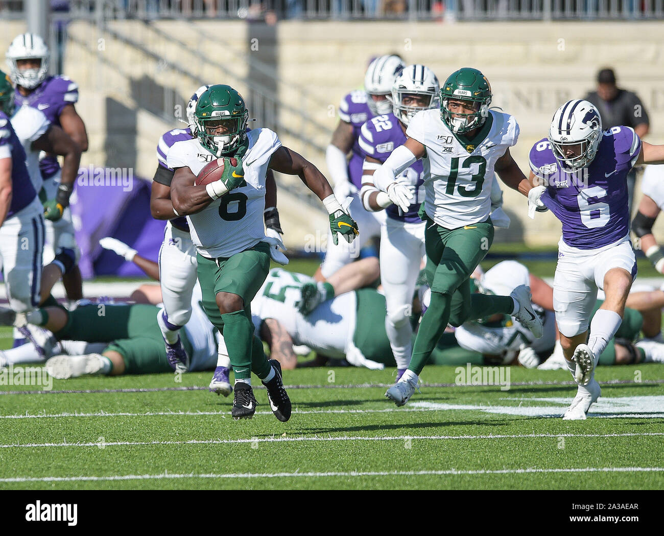 Manhattan Kansas, Stati Uniti d'America. 05 ott 2019. Baylor Bears running back JaMycal frettoloso (6) si stacca per un lungo periodo durante il NCAA Football gioco tra il Baylor orsi e il Kansas State Wildcats al Bill Snyder famiglia Stadium di Manhattan, Kansas. Kendall Shaw/CSM/Alamy Live News Foto Stock