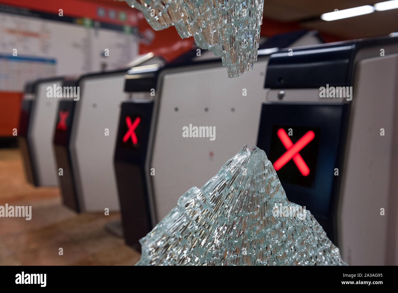 Hong Kong, Cina. 06 ott 2019. Casse di MTR visualizza un ordine di segno dietro il vetro rotto durante la dimostrazione.i manifestanti hanno marciato attraverso vari distretti di Hong Kong nell'ultimo round di proteste. Mentre la dimostrazione ha iniziato pacificamente, polizia arrivati più tardi per condurre una operazione di dispersione risultante in molti arresti. Governo anti-manifestanti continuano a fare la loro "5 richieste" sentito come loro continuano a sfidare il governo e polizia avvisi settimana dopo settimana. Credito: SOPA Immagini limitata/Alamy Live News Foto Stock