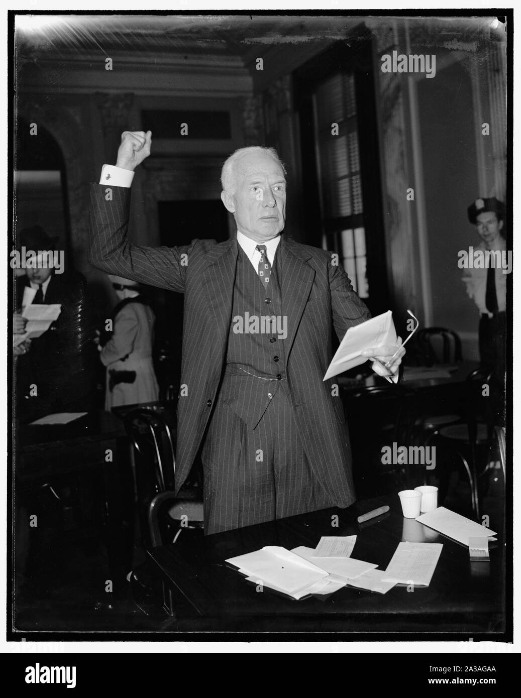 La lobby del senato comitato refuffed nuovamente. Washington, 20 aprile. Gli sforzi del Senato Lobby Comitato per ottenere i record del Comitato Nazionale per la difesa del governo costituzionale ha colpito un altro intoppo oggi quando il Sumner Gerard, Tesoriere dell'Organizzazione, ha testimoniato che egli non ha avuto nel suo controllo un elenco dei contributori al comitato nazionale. Gerard, un fratello di Giacomo Gerard, ex ambasciatore in Germania, è stato contestato dalla Commissione nella sua indagine di attività di lobby uding congressional considerazione del governo riorganizzazione bill, 4/20/38 Foto Stock