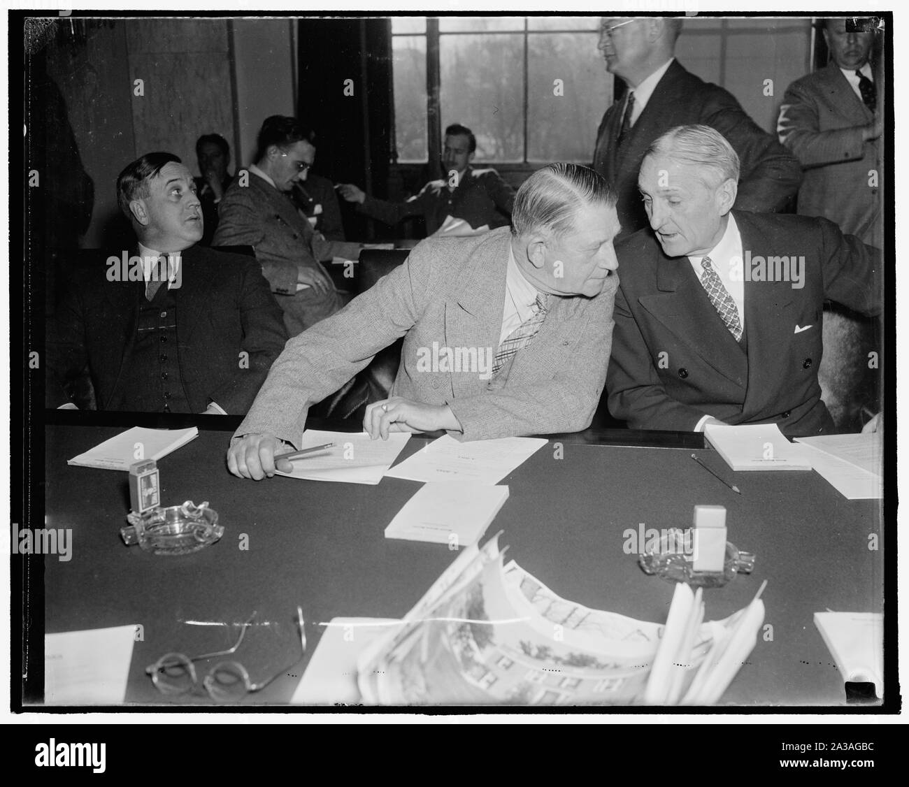 Senato oldsters. Washington, 1 dic. Entrambi oltre 70, Senatore Herbert E. Hitchcock, (sinistra) del Sud Dakota a e il senatore William Gibbs McAdoo della California, 74, sono due dei più vecchi e più duramente impegnati i membri del Senato degli Stati Uniti. Entrambi sono natty ravvivatori e il loro aspetto certamente smentisce la loro età. Questa foto è stata bloccata in occasione di una riunione del Senato potente Banking e il Comitato valuta, 12/1/37 Foto Stock