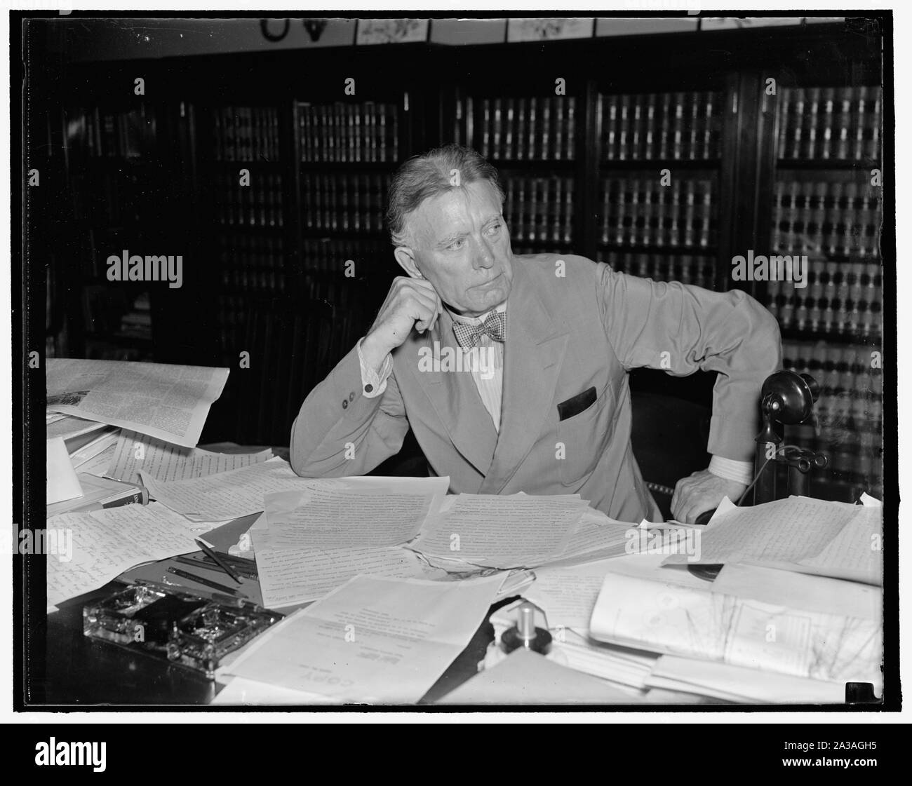 Il senatore Borah rimane sul lavoro. Washington, D.C. Agosto 30. Mentre altri senatori sono in appoggio in casa loro membri o visitare luoghi di villeggiatura, il senatore William E. Borah, veterano Idaho legislatore, rimane a Washington e va verso il suo ufficio ogni giorno. Egli è mostrata la lettura del suo mattino mail. 8/30/27 Foto Stock