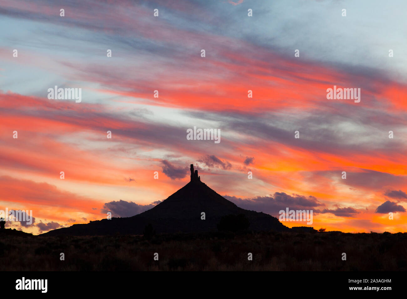 Dipinto il tramonto in Indian Creek, Utah con nord sei Shooter Tower, STATI UNITI D'AMERICA Foto Stock