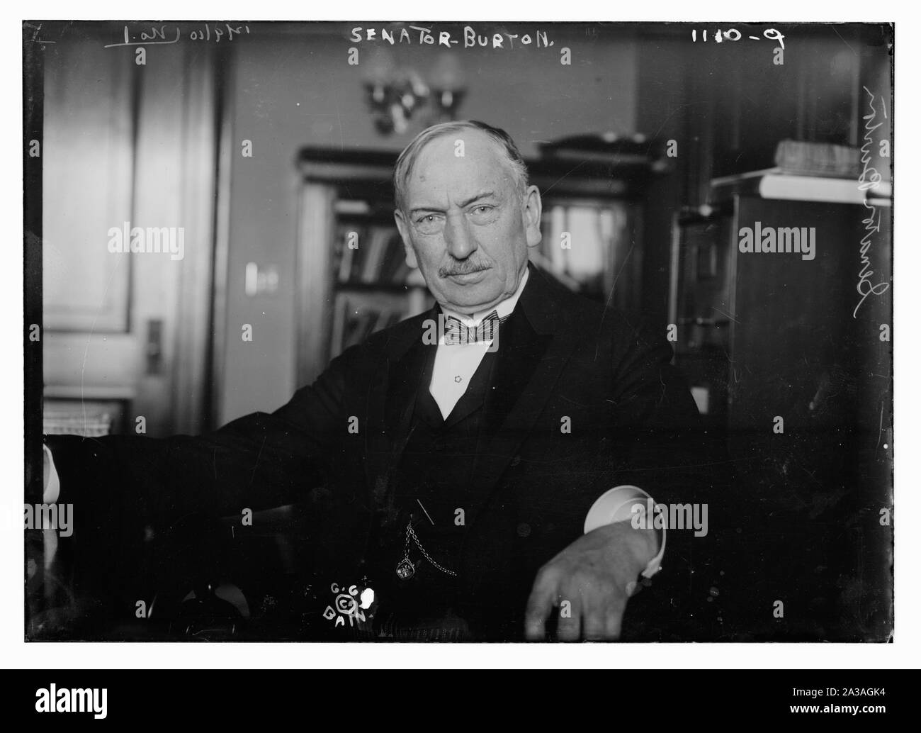 Il senatore Burton nello studio Foto Stock