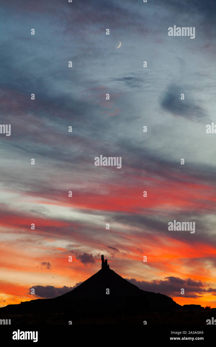 Dipinto il tramonto e luna di nastro, con nord sei Shooter tower, Indian Creek, Utah, Stati Uniti d'America Foto Stock