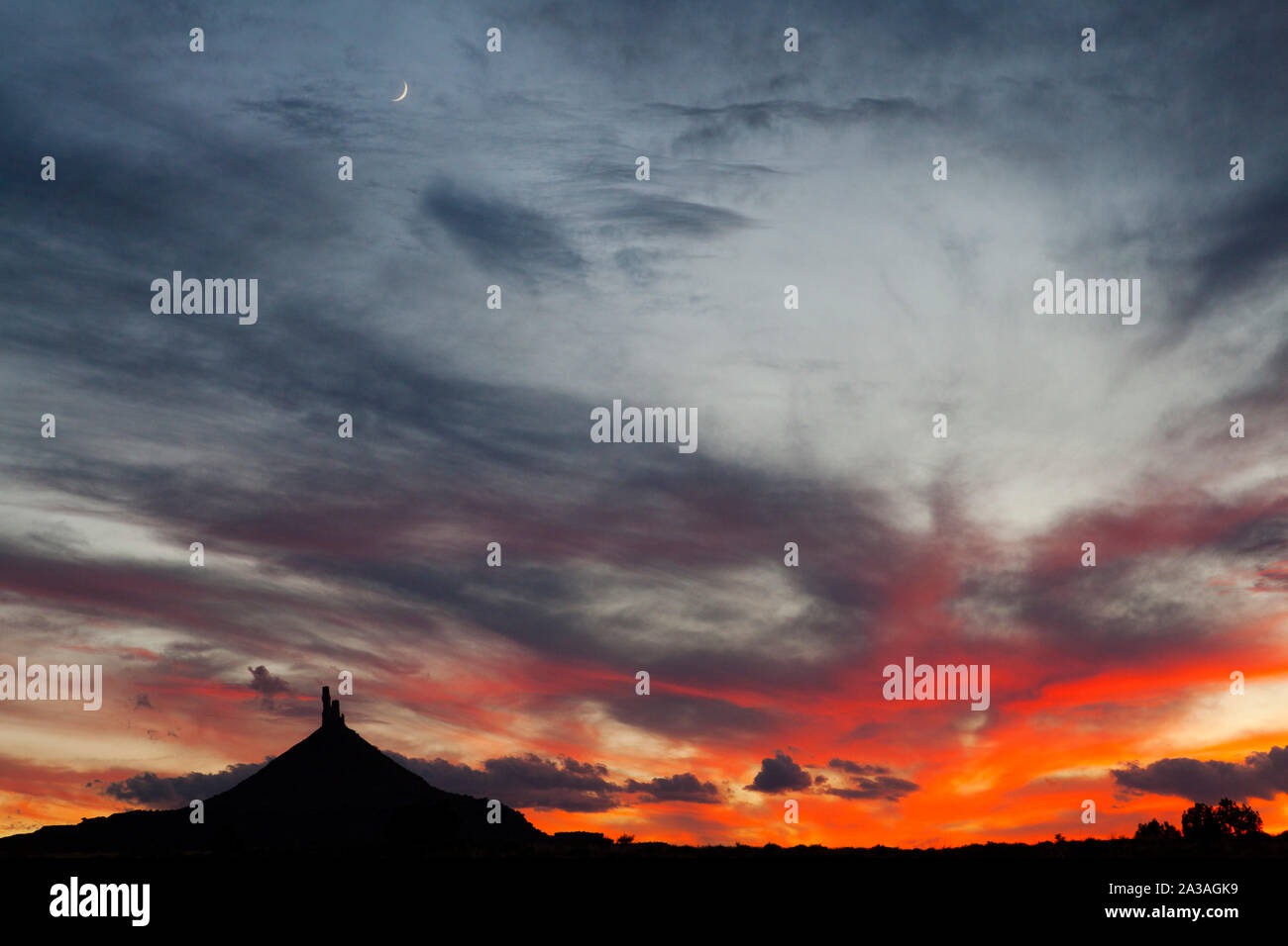 Dipinto il tramonto e luna di nastro, con nord sei Shooter tower, Indian Creek, Utah, Stati Uniti d'America Foto Stock