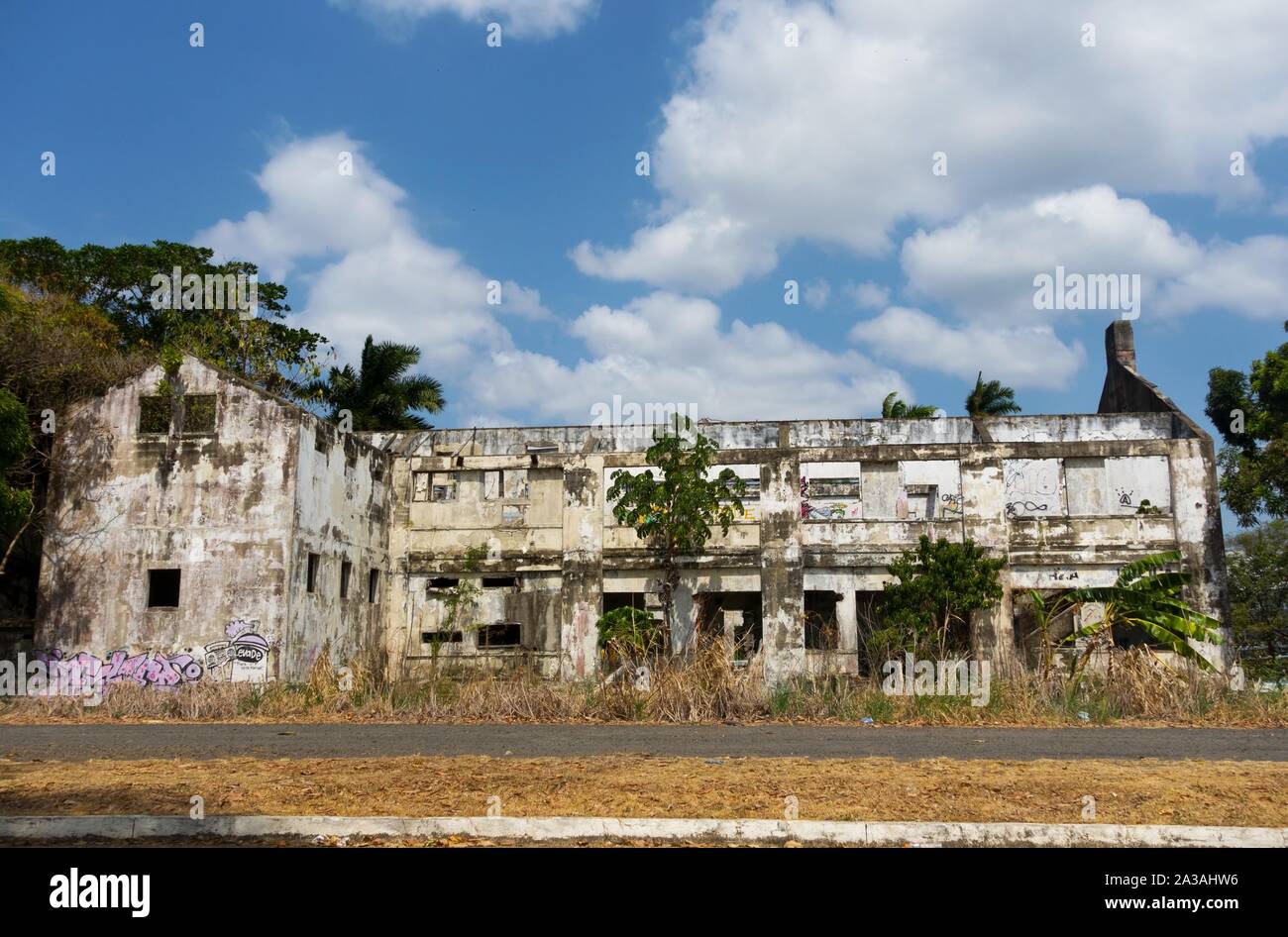 Muro di graffiti e abbandonato edificio residenziale rovine sulla Amador Causeway passaggio pedonale vicino al Canale di Panama in Panama City Foto Stock